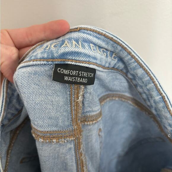 American Eagle Mom Jean with Comfort Stretch Waistband Light Wash - Size 6 - Picture 4 of 6